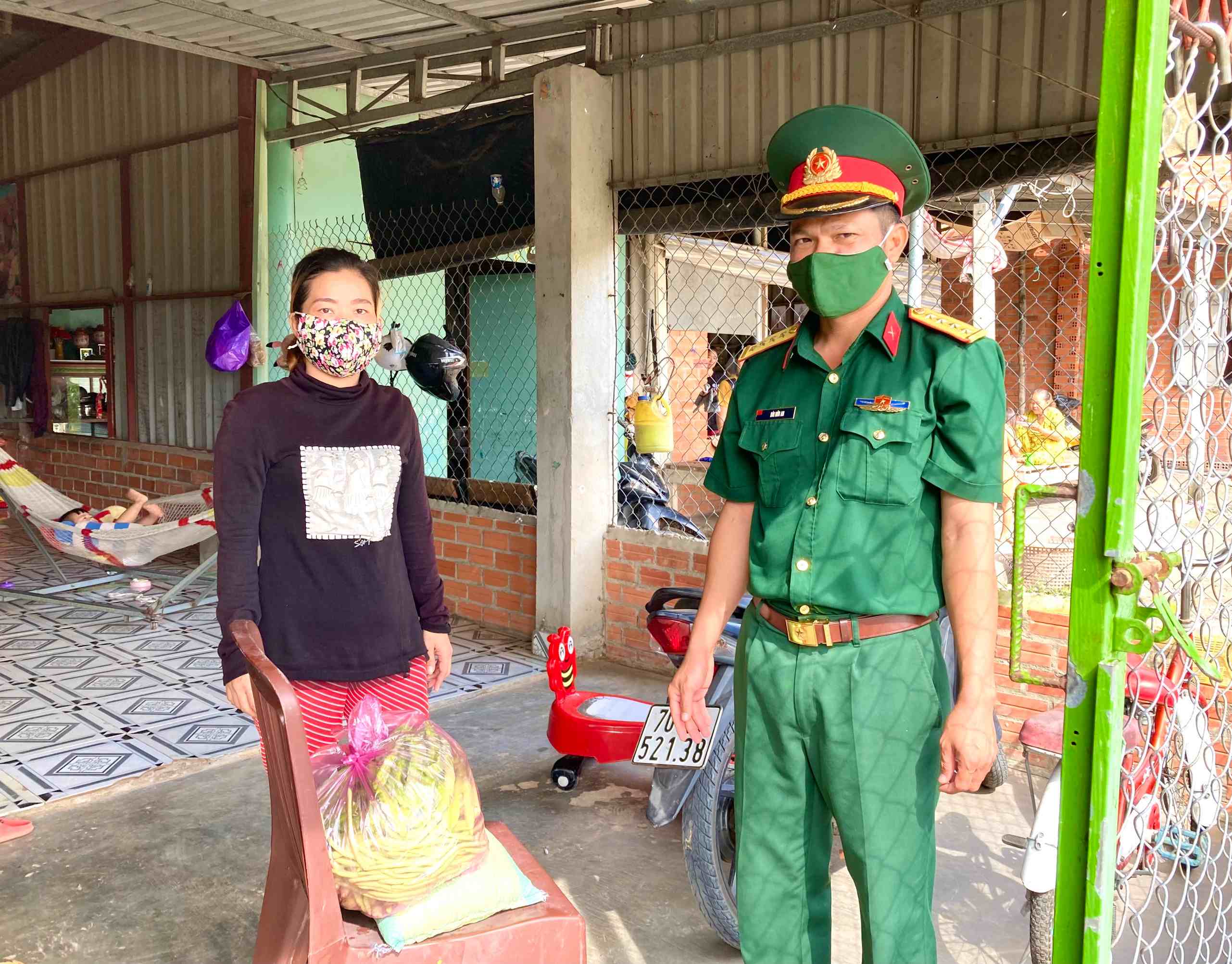 Ban CHQS huyện Dương Minh Châu:  Tặng nhu yếu phẩm cho các hộ phong toả, hộ khó khăn trong đại dịch